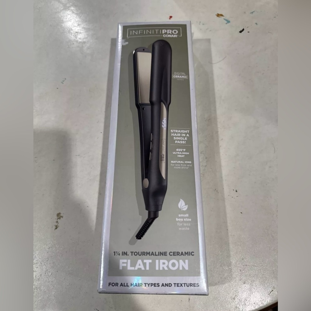 Conair Infiniti Pro Digital Ceramic 1 1/4” Flat Iron.